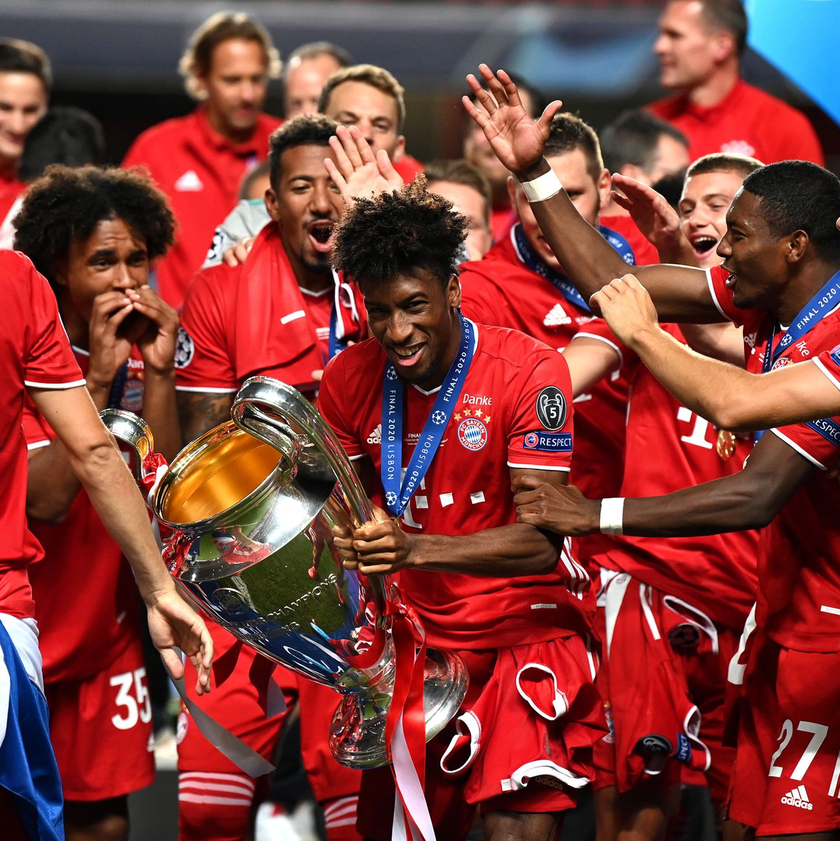 Kingsley Coman mit dem Champions-League-Pokal 2020 in Lissabon. - Foto: Michael Regan/Getty Images via UEFA/dpa
