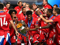 Kingsley Coman mit dem Champions-League-Pokal 2020 in Lissabon. - Foto: Michael Regan/Getty Images via UEFA/dpa