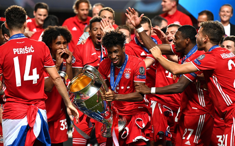Kingsley Coman mit dem Champions-League-Pokal 2020 in Lissabon. - Foto: Michael Regan/Getty Images via UEFA/dpa Kingsley Coman mit dem Champions-League-Pokal 2020 in Lissabon. - Foto: Michael Regan/Getty Images via UEFA/dpa