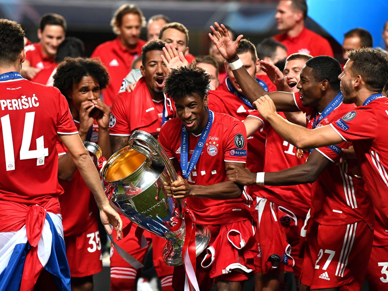 Kingsley Coman mit dem Champions-League-Pokal 2020 in Lissabon. - Foto: Michael Regan/Getty Images via UEFA/dpa