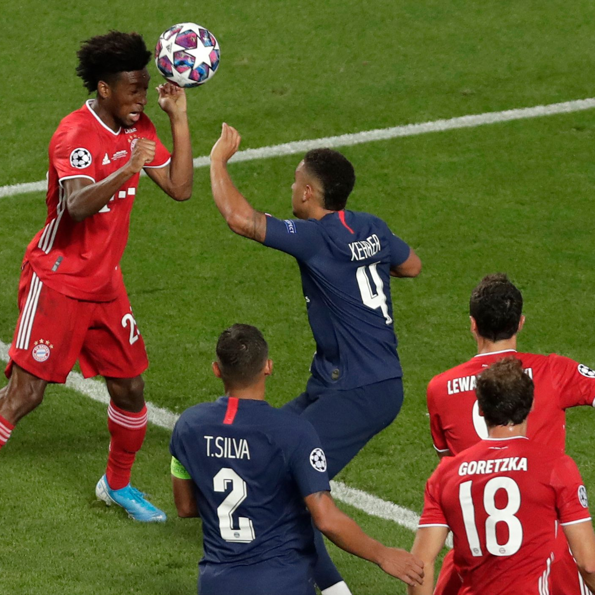 Kingsley Coman (l) köpft im Champions-League-Finale 2020 das Siegtor. - Foto: Manu Fernandez/Pool AP/dpa