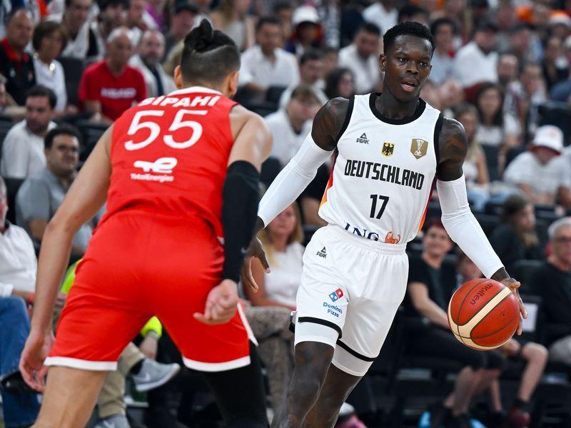 Deutschlands Kapitän Schröder dribbelt den Ball. - Foto: Sven Hoppe/dpa