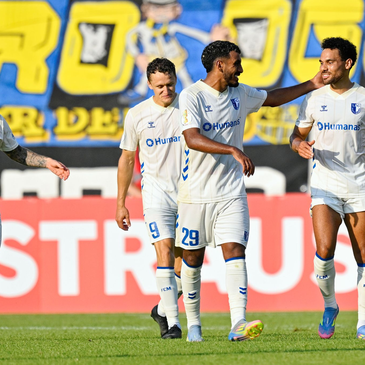 Magdeburgs Rayan Ghrieb (2.v.r.) darf sich beim Pokalsieg in Saarbrücken feiern lassen  - Foto: Uwe Anspach/dpa