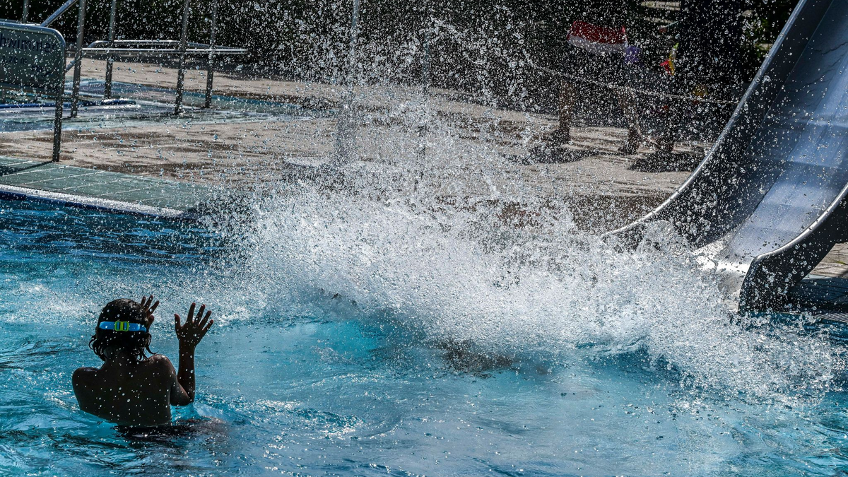 Schwimmbäder wie hier in Berlin boten wieder Abkühlung. - Foto: Jens Kalaene/dpa