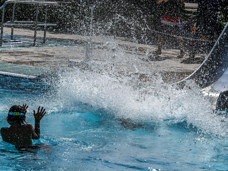 Schwimmbäder wie hier in Berlin boten wieder Abkühlung. - Foto: Jens Kalaene/dpa