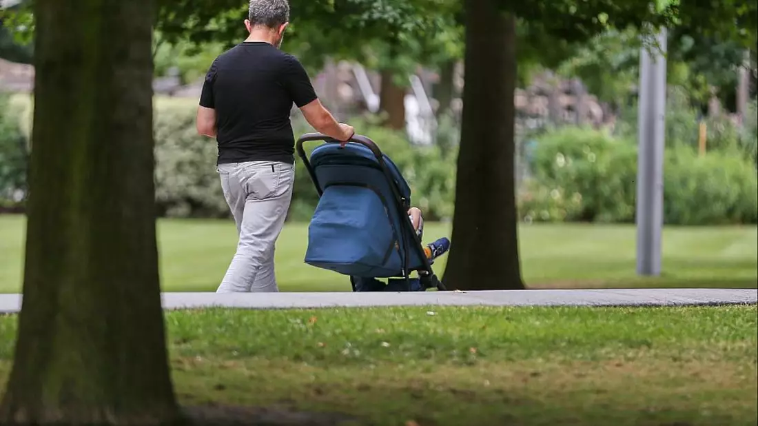 Mann mit Kind (Archiv) - Bild: über dts Nachrichtenagentur