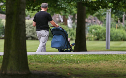 Mann mit Kind (Archiv) - Foto: über dts Nachrichtenagentur