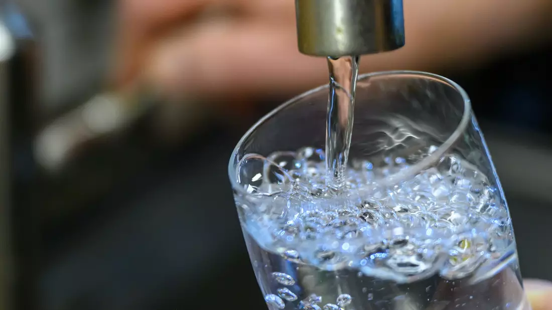 Extremhitze und Trockenheit: Künftig mehr Engpässe bei der Wasserversorgung in Deutschland erwartet. (Archivbild) - Bild: Hendrik Schmidt/dpa