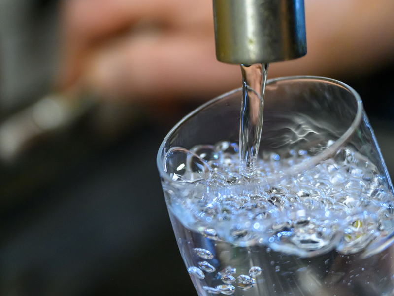 Extremhitze und Trockenheit: Künftig mehr Engpässe bei der Wasserversorgung in Deutschland erwartet. (Archivbild) - Foto: Hendrik Schmidt/dpa