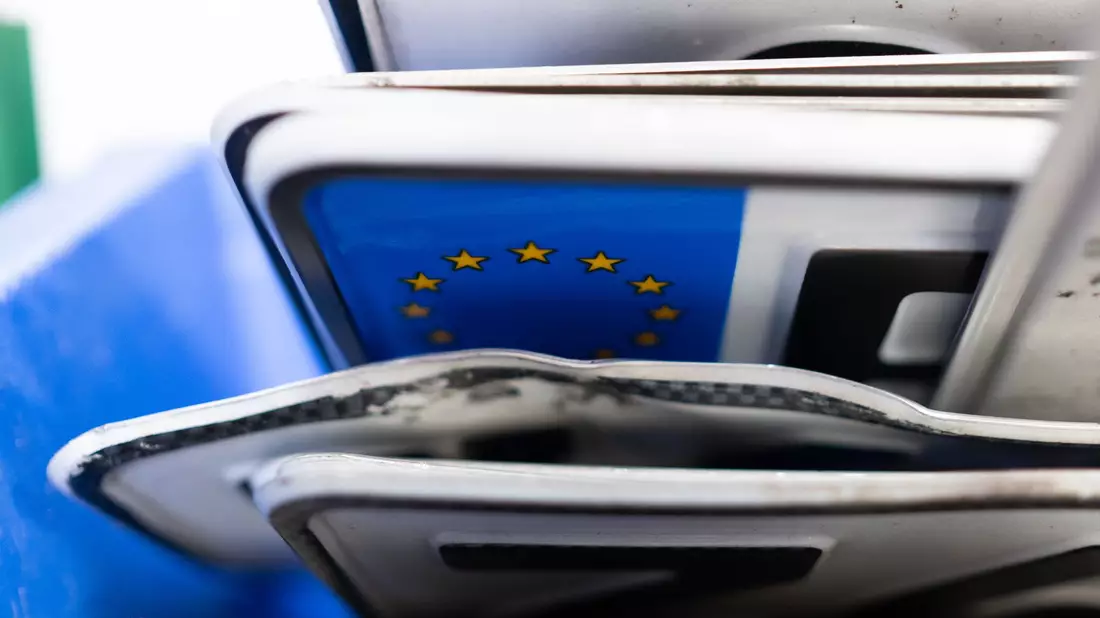Dutzende kleinere Städte wollen eigene Nummernschilder. (Symbolbild)  - Bild: Sebastian Gollnow/dpa