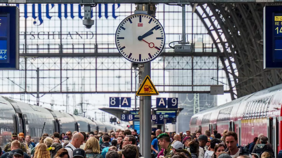 Die Bahn steckt in der Krise - nun soll es einen Wechsel an der Konzernspitze geben. (Archivbild) - Bild: Andreas Arnold/dpa