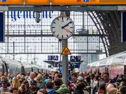 Die Bahn steckt in der Krise - nun soll es einen Wechsel an der Konzernspitze geben. (Archivbild) - Foto: Andreas Arnold/dpa