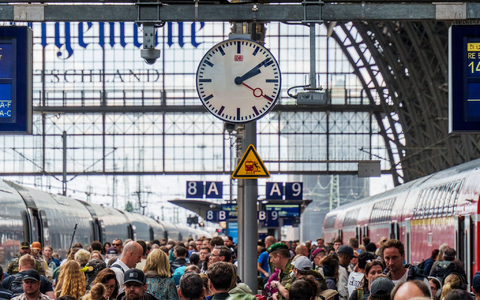 Die Bahn steckt in der Krise - nun soll es einen Wechsel an der Konzernspitze geben. (Archivbild) - Foto: Andreas Arnold/dpa