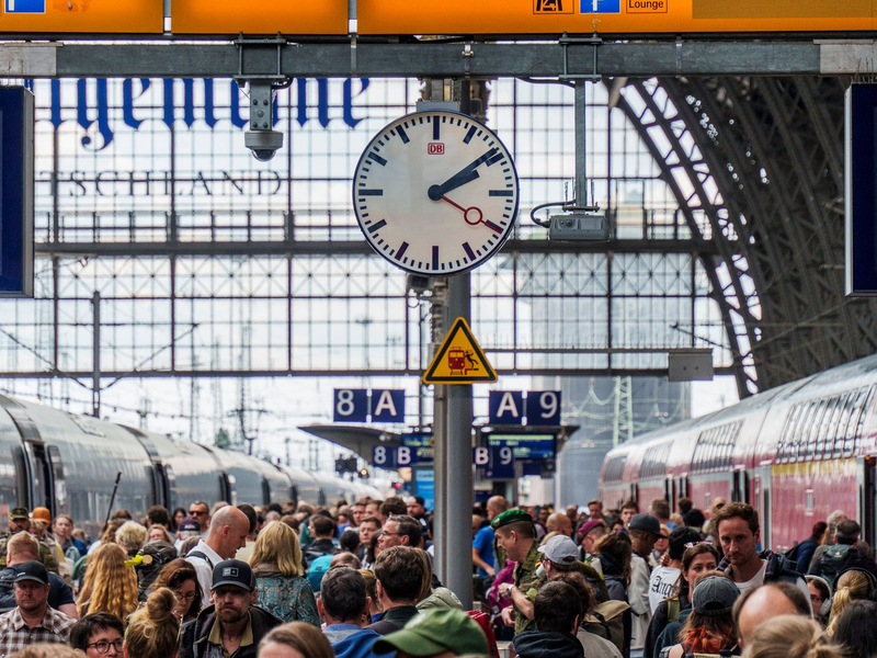 Die Bahn steckt in der Krise - nun soll es einen Wechsel an der Konzernspitze geben. (Archivbild) - Foto: Andreas Arnold/dpa