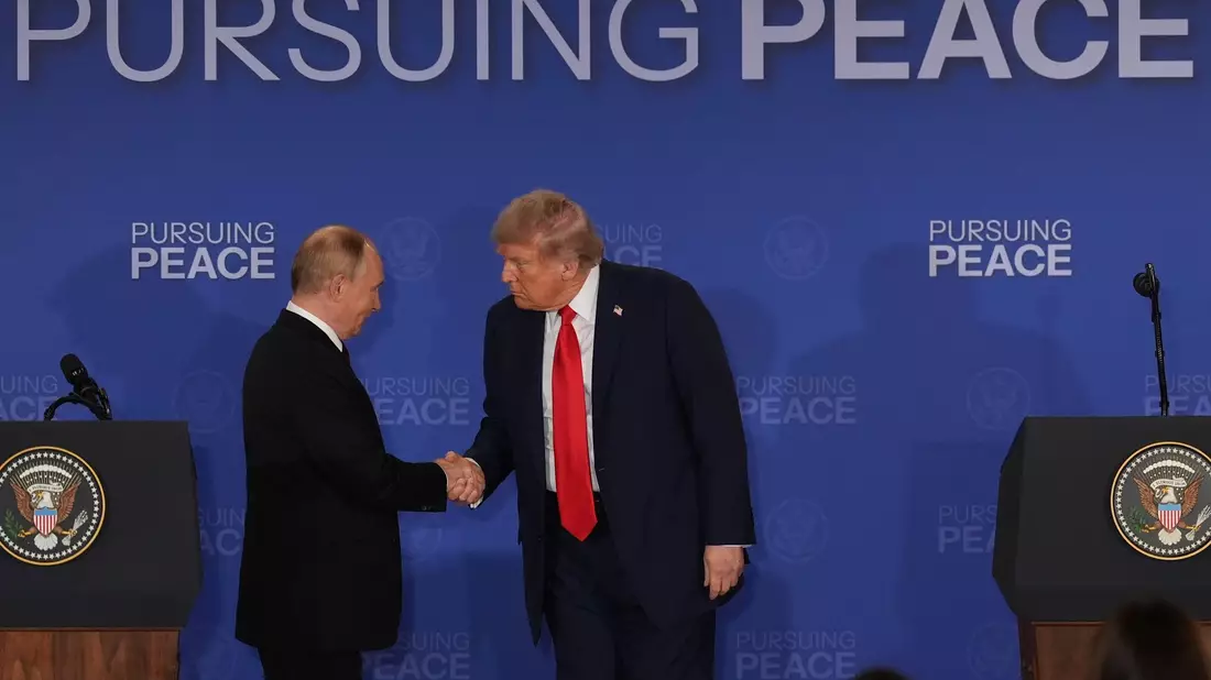 Die russische Führung sieht sich nach dem Gipfel bestätigt, dass Kampfhandlungen und Verhandlungen im Krieg parallel möglich sind. - Bild: Jae C. Hong/AP/dpa