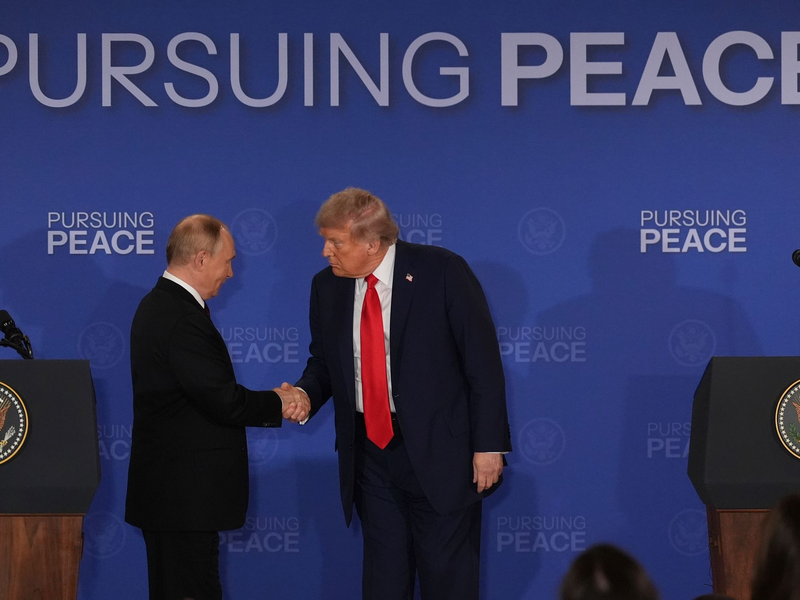 Die russische Führung sieht sich nach dem Gipfel bestätigt, dass Kampfhandlungen und Verhandlungen im Krieg parallel möglich sind. - Foto: Jae C. Hong/AP/dpa