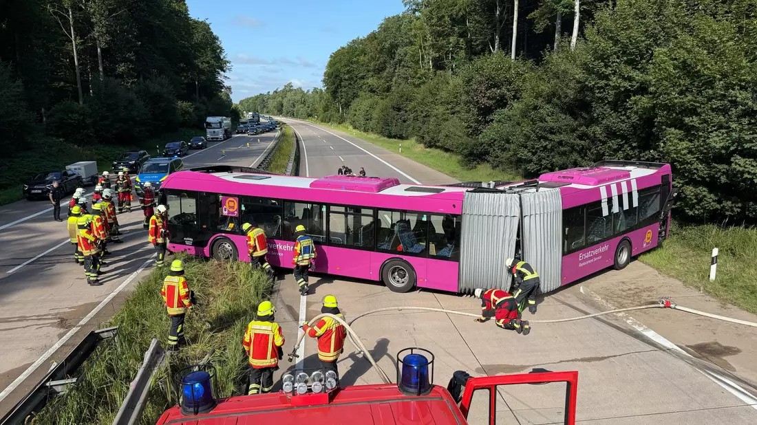 Die A24 war wegen des Unfalls in Richtung Hamburg voll gesperrt. - Bild: Daniel Bockwoldt/dpa