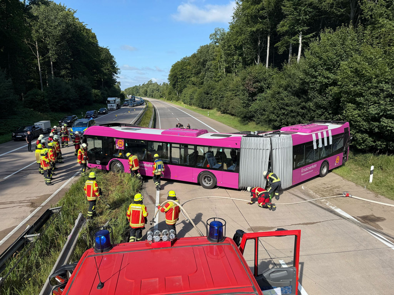 Die A24 war wegen des Unfalls in Richtung Hamburg voll gesperrt. - Foto: Daniel Bockwoldt/dpa