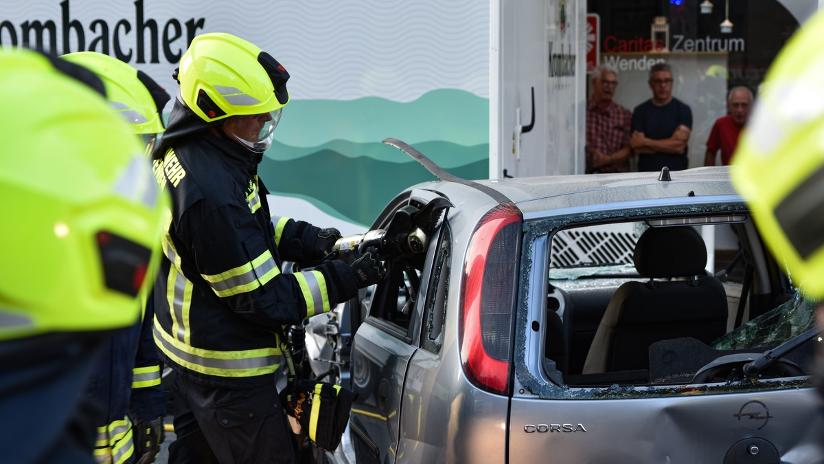 FW Wenden: Verkehrsunfall auf Kirmesgelände: Rettungskräfte üben unangekündigt den Ernstfall - Foto: presseportal.de
