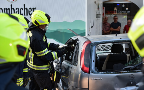 FW Wenden: Verkehrsunfall auf Kirmesgelände: Rettungskräfte üben unangekündigt den Ernstfall - Foto: presseportal.de FW Wenden: Verkehrsunfall auf Kirmesgelände: Rettungskräfte üben unangekündigt den Ernstfall - Foto: presseportal.de