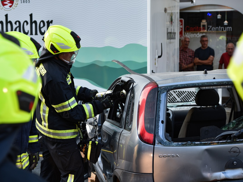 FW Wenden: Verkehrsunfall auf Kirmesgelände: Rettungskräfte üben unangekündigt den Ernstfall - Foto: presseportal.de