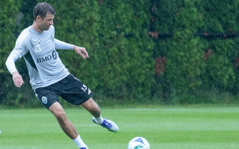 Thomas Müller funkt jetzt vermehrt auf Englisch. - Foto: Maximilian Haupt/dpa Thomas Müller funkt jetzt vermehrt auf Englisch. - Foto: Maximilian Haupt/dpa