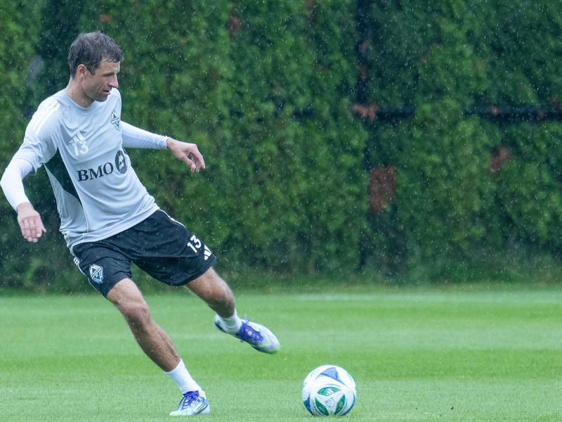 Thomas Müller funkt jetzt vermehrt auf Englisch. - Foto: Maximilian Haupt/dpa