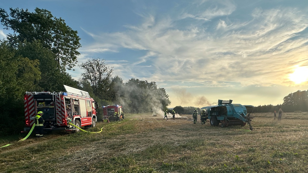 FW Finnentrop: Brennende Ballenpresse in Finnentrop-Heggen - Foto: presseportal.de