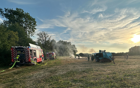 FW Finnentrop: Brennende Ballenpresse in Finnentrop-Heggen - Foto: presseportal.de FW Finnentrop: Brennende Ballenpresse in Finnentrop-Heggen - Foto: presseportal.de