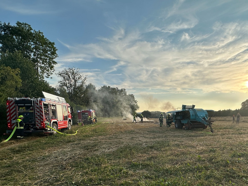 FW Finnentrop: Brennende Ballenpresse in Finnentrop-Heggen - Foto: presseportal.de