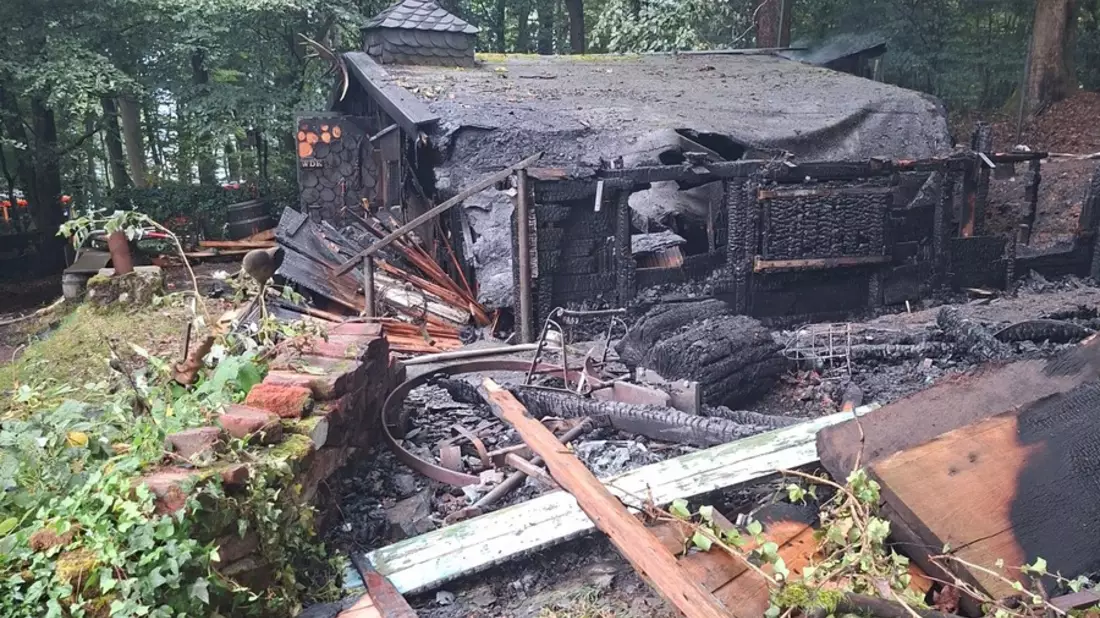 FW-EN: Brennende Waldhütte, Tragehilfe und Abraumverbrennung - Bild: presseportal.de