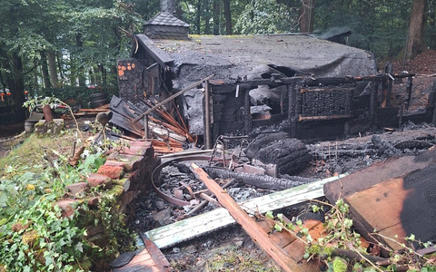 FW-EN: Brennende Waldhütte, Tragehilfe und Abraumverbrennung - Foto: presseportal.de