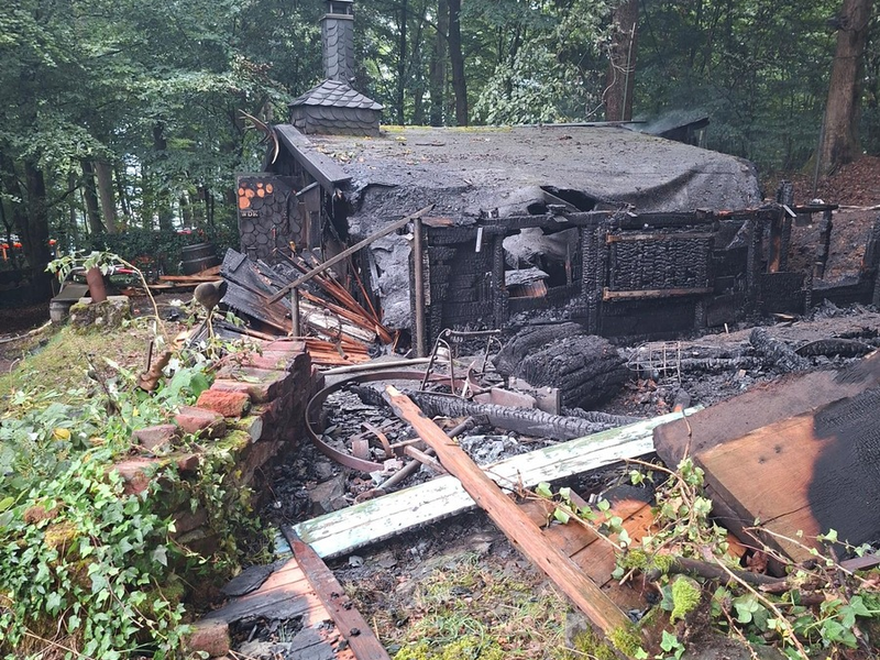 FW-EN: Brennende Waldhütte, Tragehilfe und Abraumverbrennung - Foto: presseportal.de