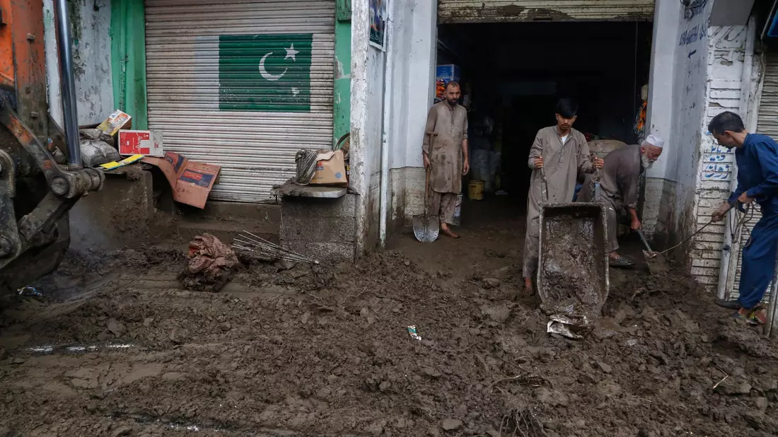 Nach der Flutkatastrophe im Norden Pakistans wird mit allem, was da ist, nach lebenden wie toten Opfern gesucht.  - Bild: Muhammad Sajjad/AP/dpa