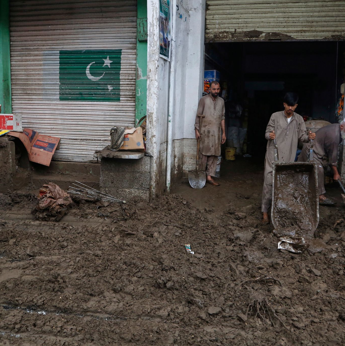 Nach der Flutkatastrophe im Norden Pakistans wird mit allem, was da ist, nach lebenden wie toten Opfern gesucht.  - Foto: Muhammad Sajjad/AP/dpa