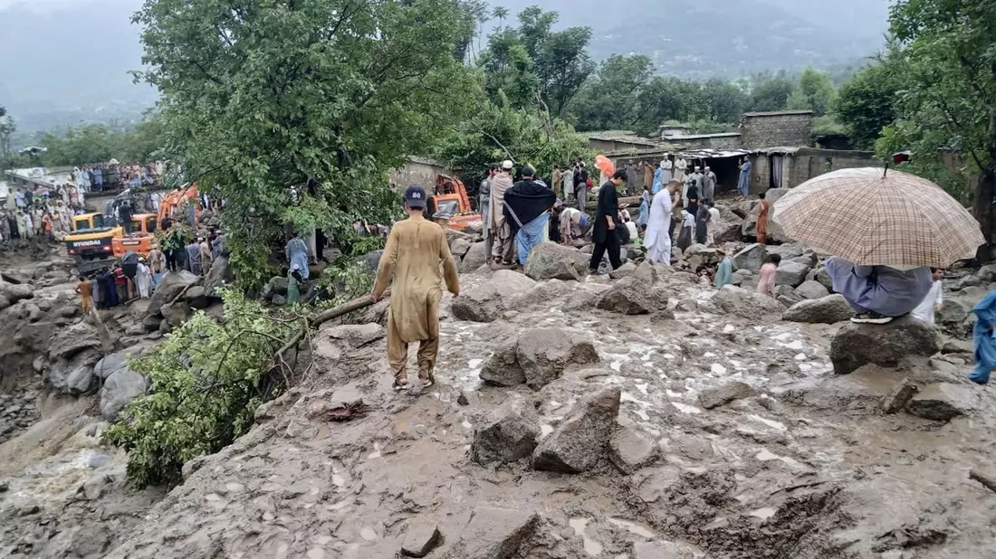 Mit allem, was verfügbar ist, suchen Einsatzkräfte und Anwohner nach Vermissten und Verschütteten nach der Sturzflut im Norden Pakistans.  - Bild: Qyass Khan/AP/dpa