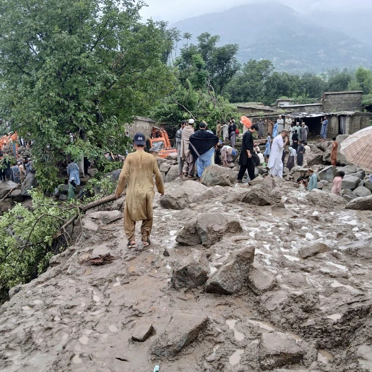 Mit allem, was verfügbar ist, suchen Einsatzkräfte und Anwohner nach Vermissten und Verschütteten nach der Sturzflut im Norden Pakistans.  - Foto: Qyass Khan/AP/dpa