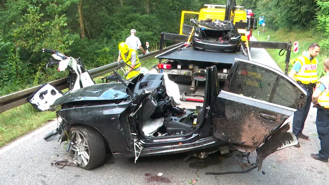 Zwei junge Menschen sterben bei dem Unfall auf der Landstraße. - Bild: Thorsten Kremers/dpa