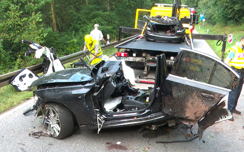 Zwei junge Menschen sterben bei dem Unfall auf der Landstraße. - Foto: Thorsten Kremers/dpa