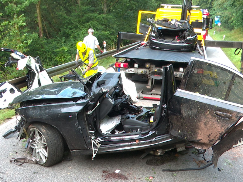 Zwei junge Menschen sterben bei dem Unfall auf der Landstraße. - Foto: Thorsten Kremers/dpa