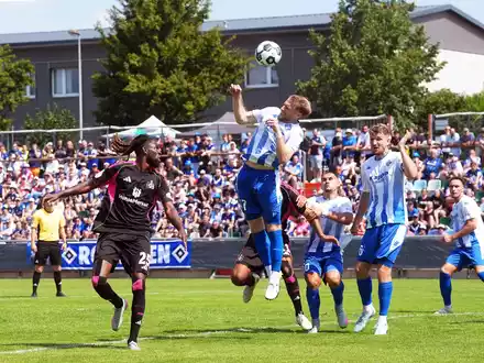 Guilherme Ramos (r.) rettete den HSV in die Verlängerung - Foto: Thomas Frey/dpa