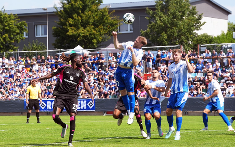 Guilherme Ramos (r.) rettete den HSV in die Verlängerung  - Foto: Thomas Frey/dpa