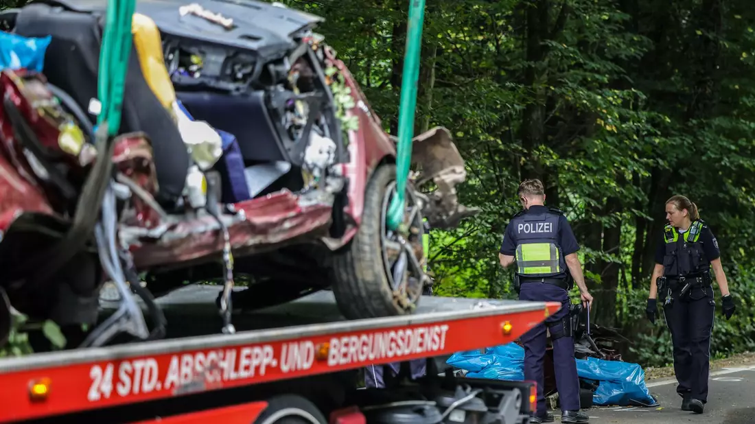 Der 16-jährige Fahrer war in einer Kurve von der Fahrbahn abgekommen und gegen einen Baum geprallt. Wie genau es dazu kommen konnte, wird jetzt untersucht. - Bild: Christoph Reichwein/dpa