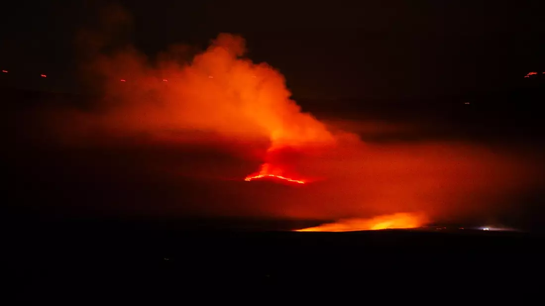 Der Feuerschein der riesigen Waldbrände ist vor allem nachts wie hier in der Autonomen Gemeinschaft von Kastilien und León in Spanien weithin sichtbar. - Bild: Mateo Lanzuela/EUROPA PRESS/dpa