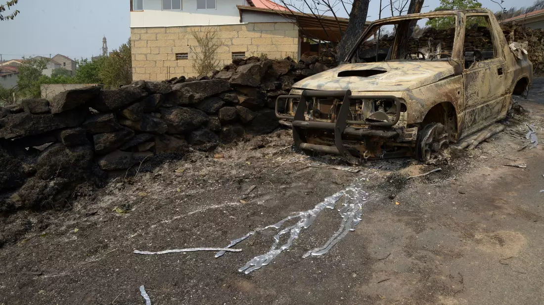 Die Waldbrände erreichen auch immer wieder kleine Ortschaften, wo vor allem die Häuser am Ortsrand gefährdet sind.  - Bild: Rosa Veiga/EUROPA PRESS/dpa