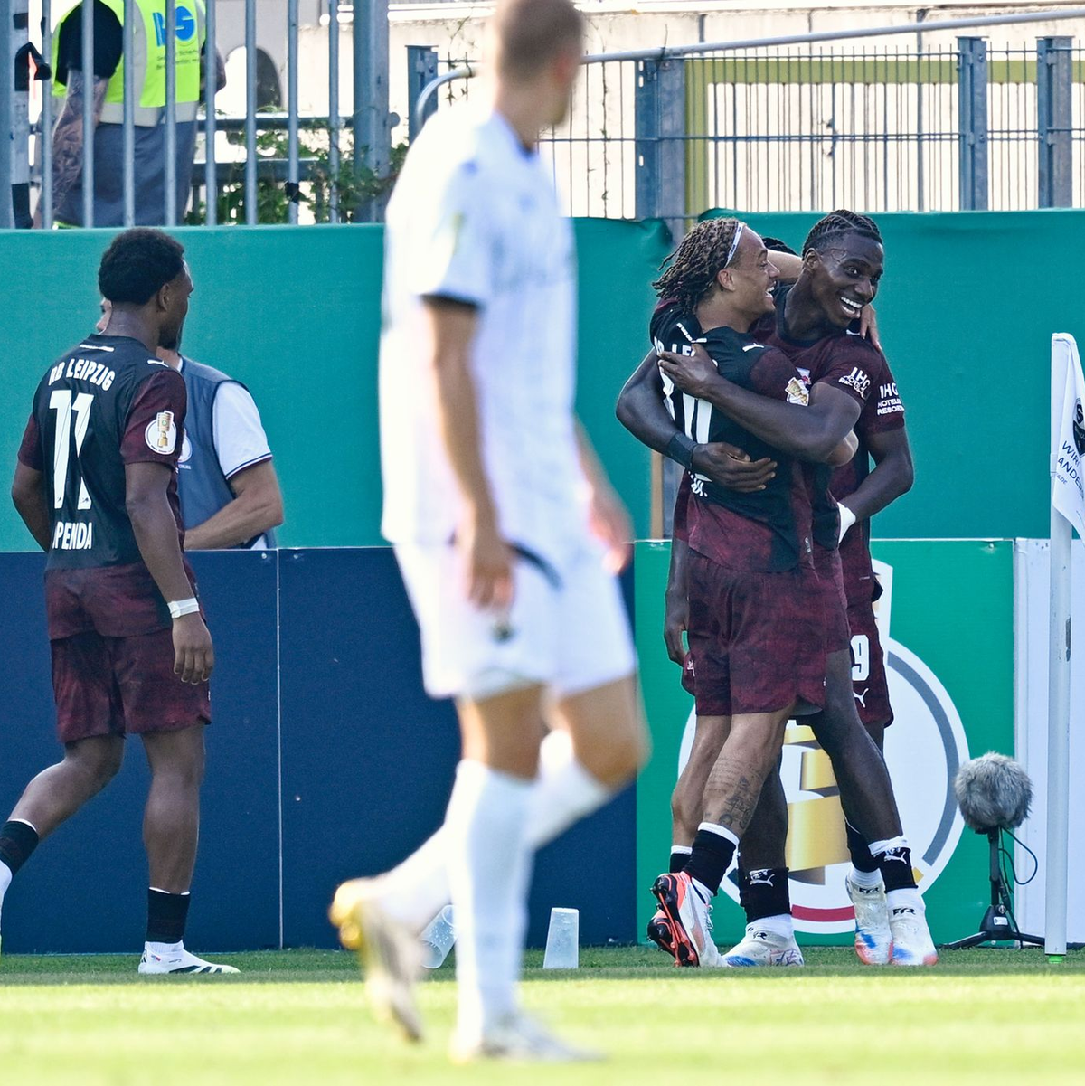 Sein Tor ebnet Leipzig den Weg in die zweite Runde: Ezechiel Banzuzi. - Foto: Uwe Anspach/dpa