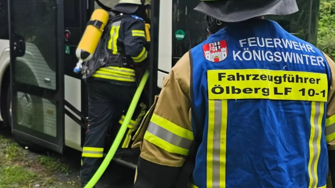 FW Königswinter: Schwelbrand in Bus verursacht hohen Sachschaden - Bild: presseportal.de