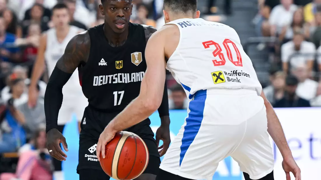 Dennis Schröder verteidigt Aleksa Avramovic. - Bild: Sven Hoppe/dpa