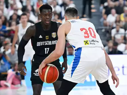 Dennis Schröder verteidigt Aleksa Avramovic. - Foto: Sven Hoppe/dpa