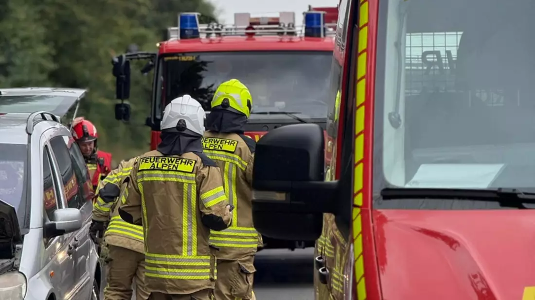 FW Alpen: Feuerwehr Grevenbroich unterstützt bei Pkw Brand - Bild: presseportal.de